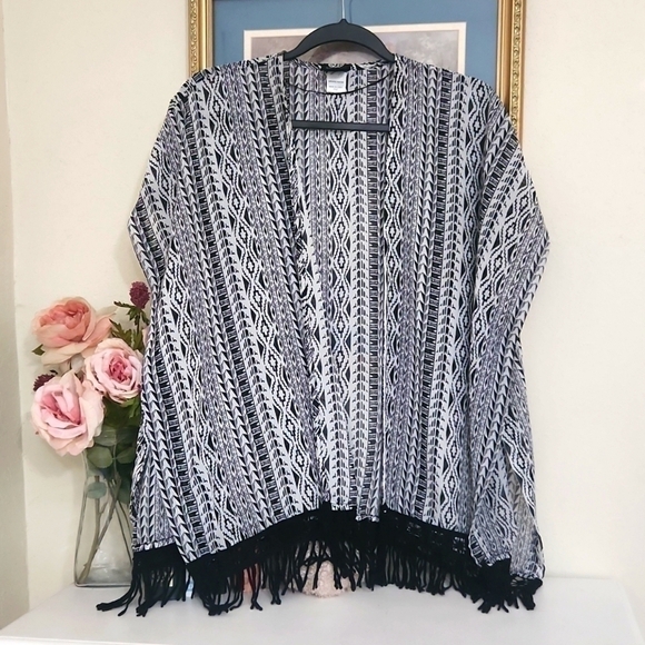 Kimono Fringe detailed Hem size Medium Petite Bohemian Cottagecore Coverup - Picture 10 of 10